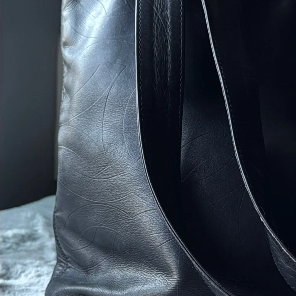 CHANEL Black Lambskin Leather Tote with Luxury Design - Picture 12 of 15
